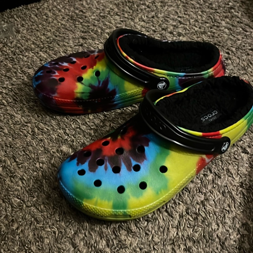 New Never Worn Unisex Crocs Multi Color Lined M11 W 13